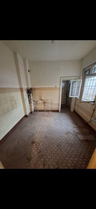 Inchiriez casa la curte (depozit) sector 1