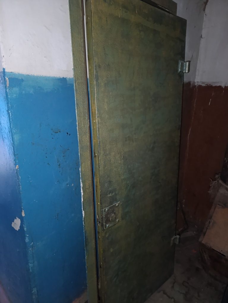 Продам железную дверь.