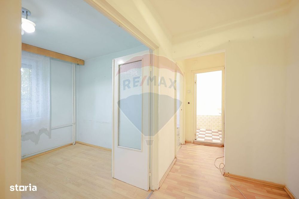 Apartament cu 3 camere de vânzare, în zona Rogerius
