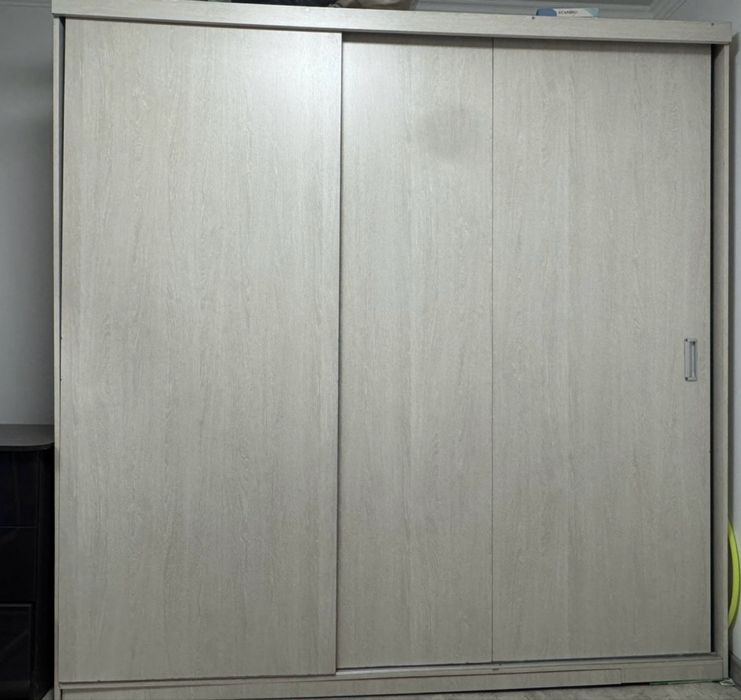 Продам мебель, в бежевом цвете. Шкаф, кровать, столик, комод.