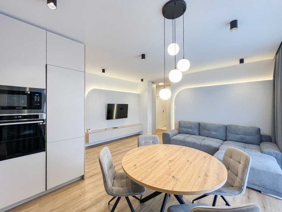 Inchiriez apartament cu 3 camere in Centru cu parcare