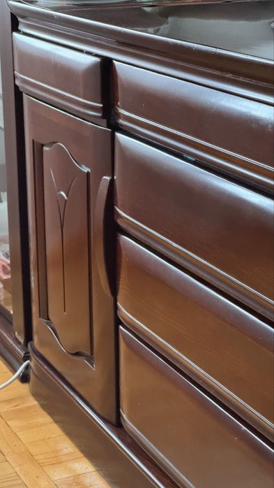 Комод и стеклянные шкафы