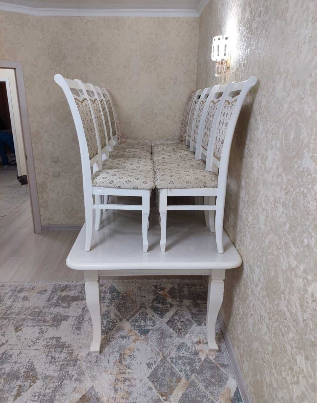 Стол со стульями