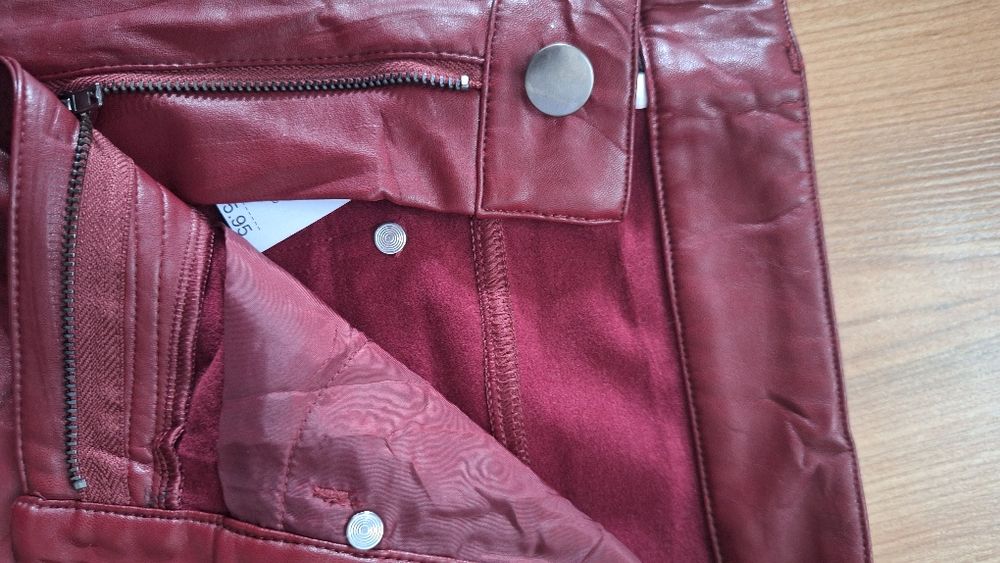 Дамски кожен панталон цвят бордо