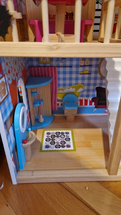 Casa de papusi din lemn cu mobilier din lemn si iluminat cu LED