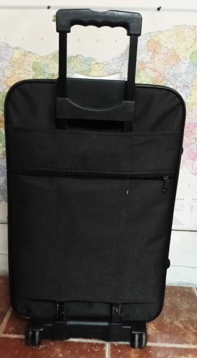 Куфар голям с дръжка на колела