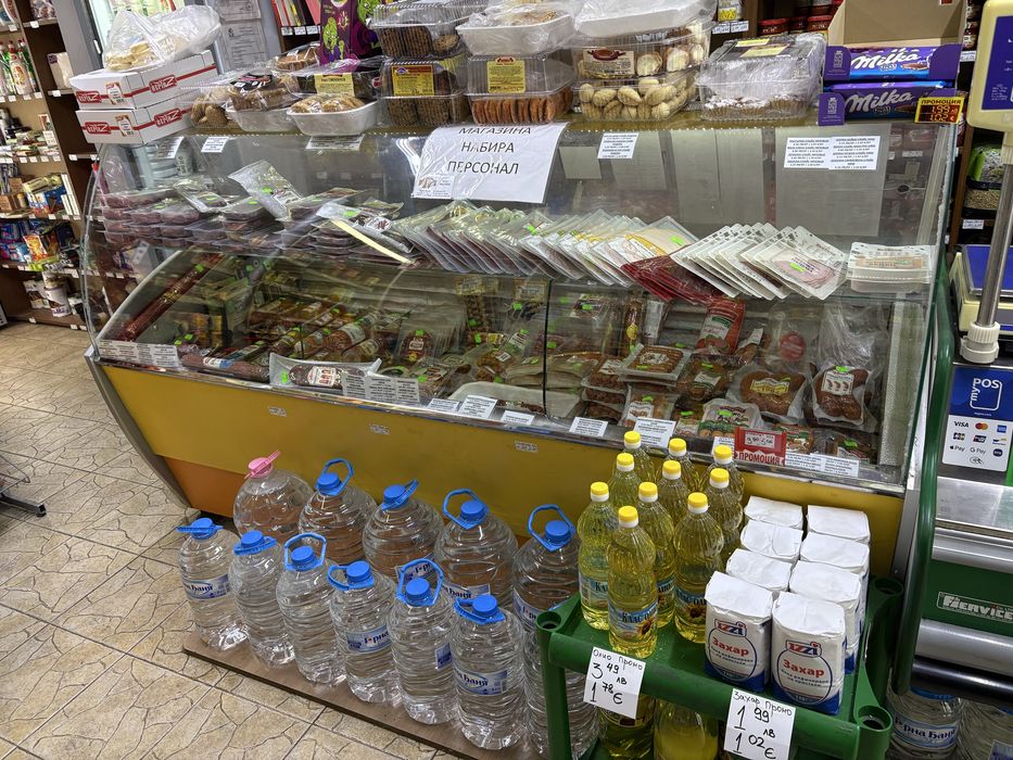 Продавам хладилна витрина и касов модул