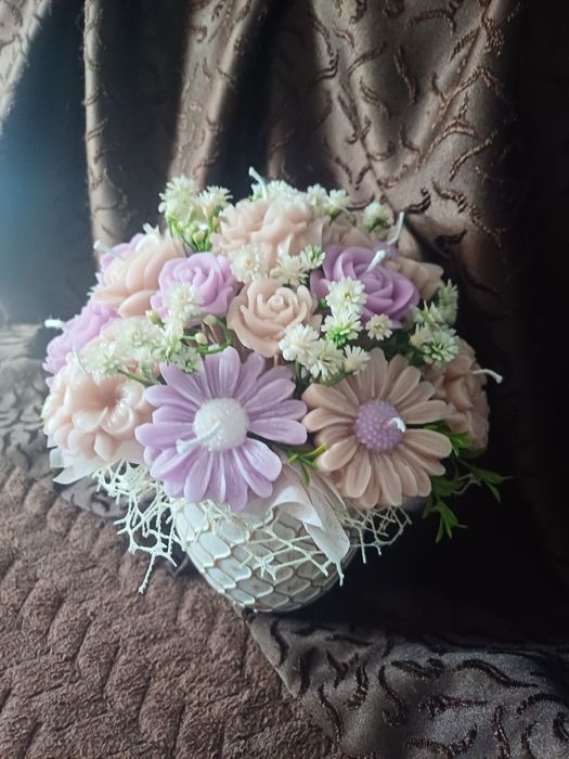 Ornament din florii din ceara.