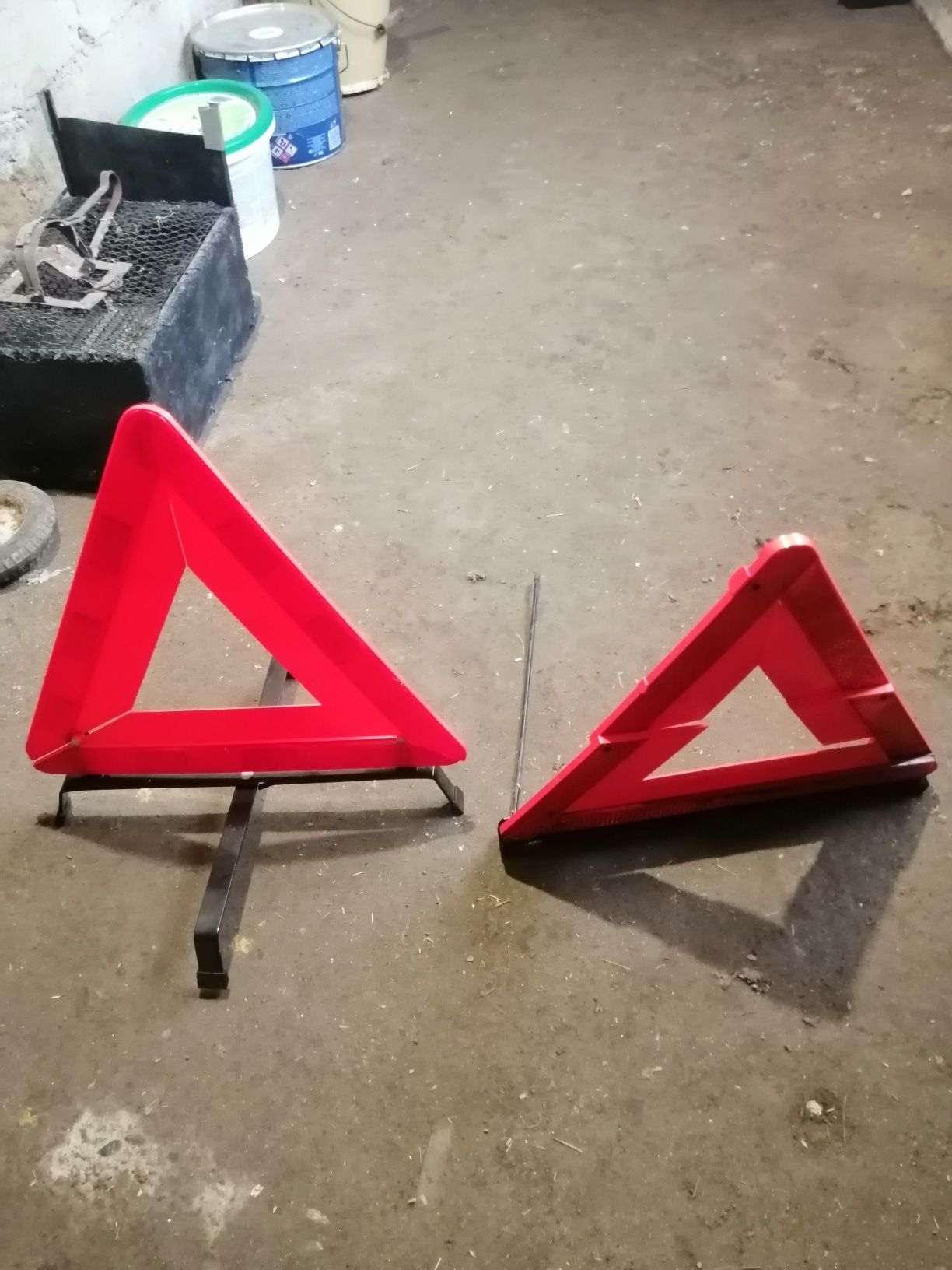 Vând 2 triunghiuri reflectorizante auto