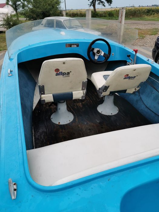 Barcă motor cu peridoc
