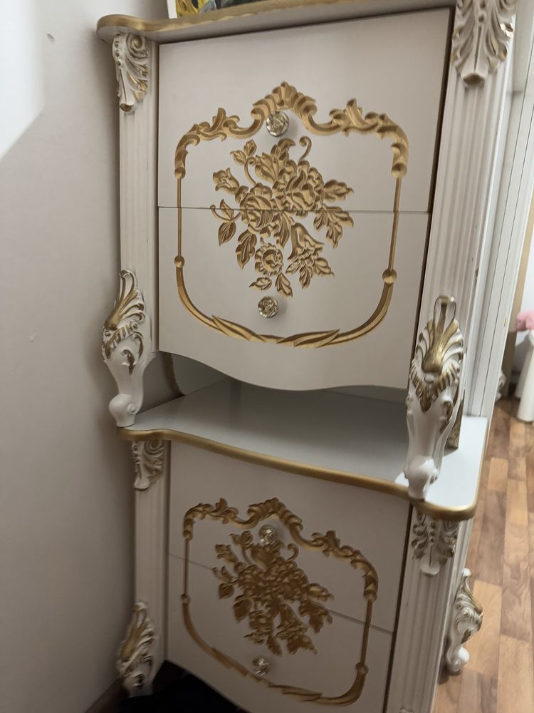 Продаётся спальный королевский гарнитур