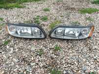 ляв и десен фар за волво с60 в70 хц70 VOLVO S60 V70 XC70