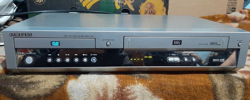 Vând videorecorder combat cu dvd si vhs în stare bună cu 6 capete