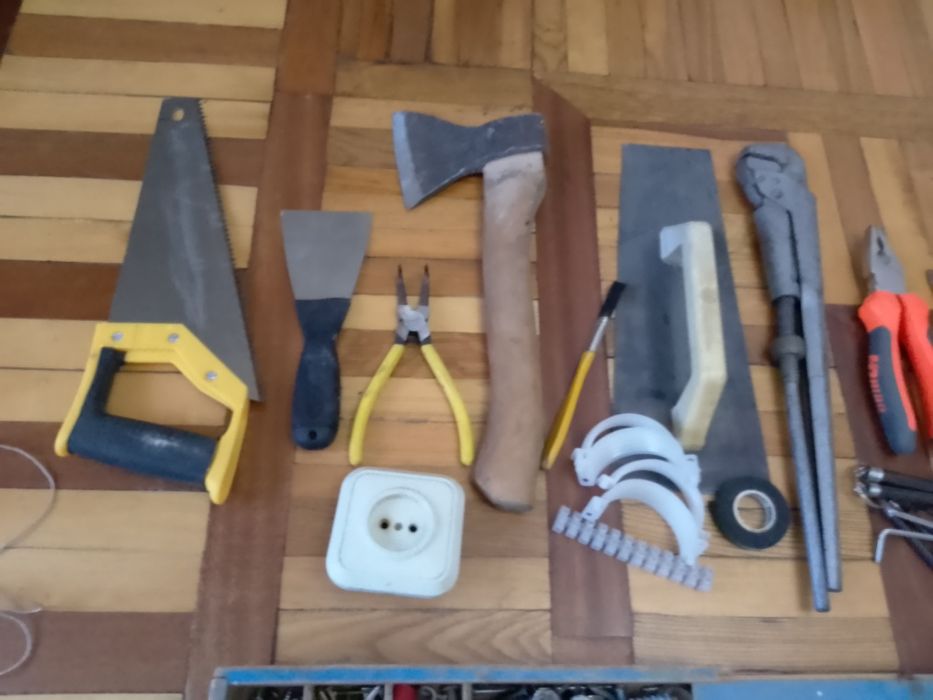 Продаются строительные инструменты.