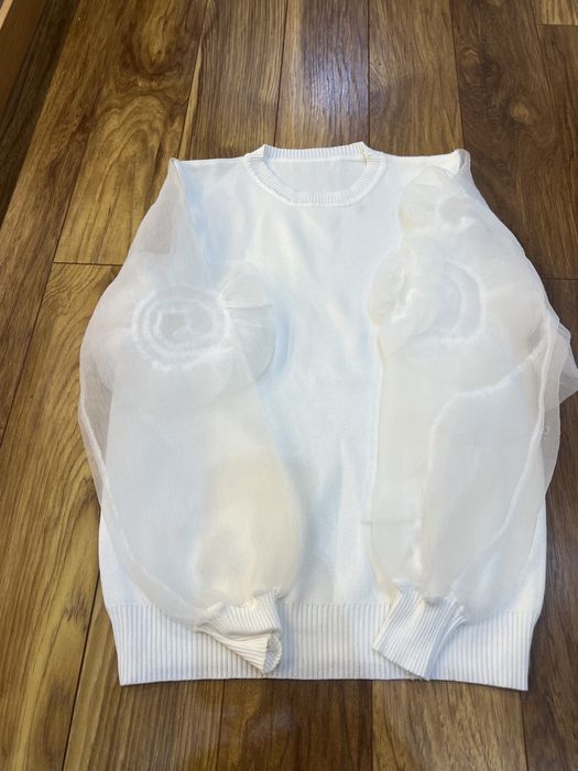 Бял пуловер с прозрачни ръкави