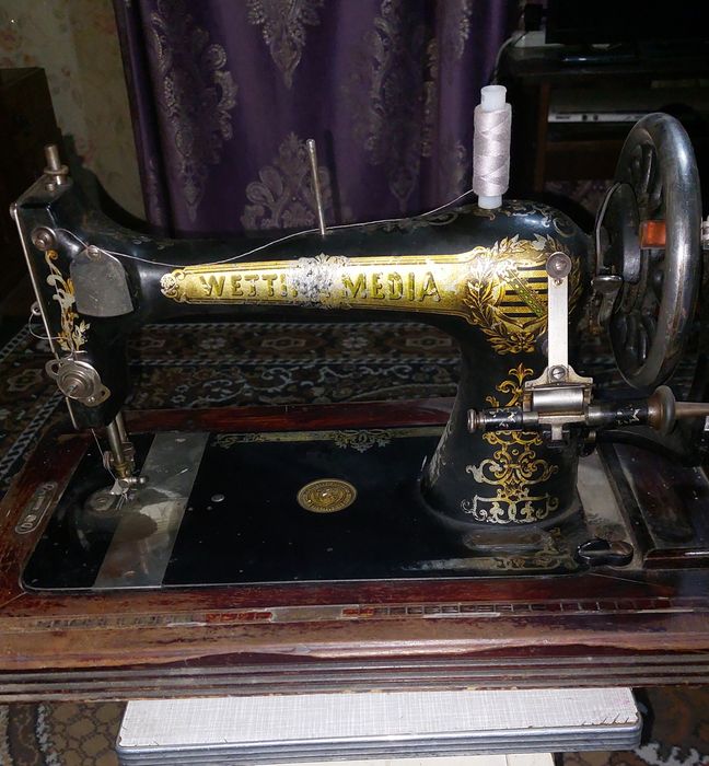 Старинная немецкая швейная машинка  Wettina Media
