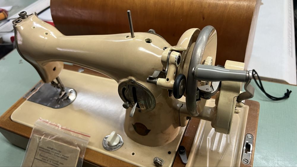 Стара руска шевна машина в отлично стстояние