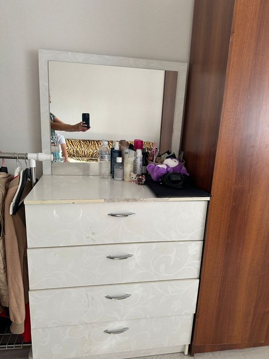 Шифоньер белый, с стеклом