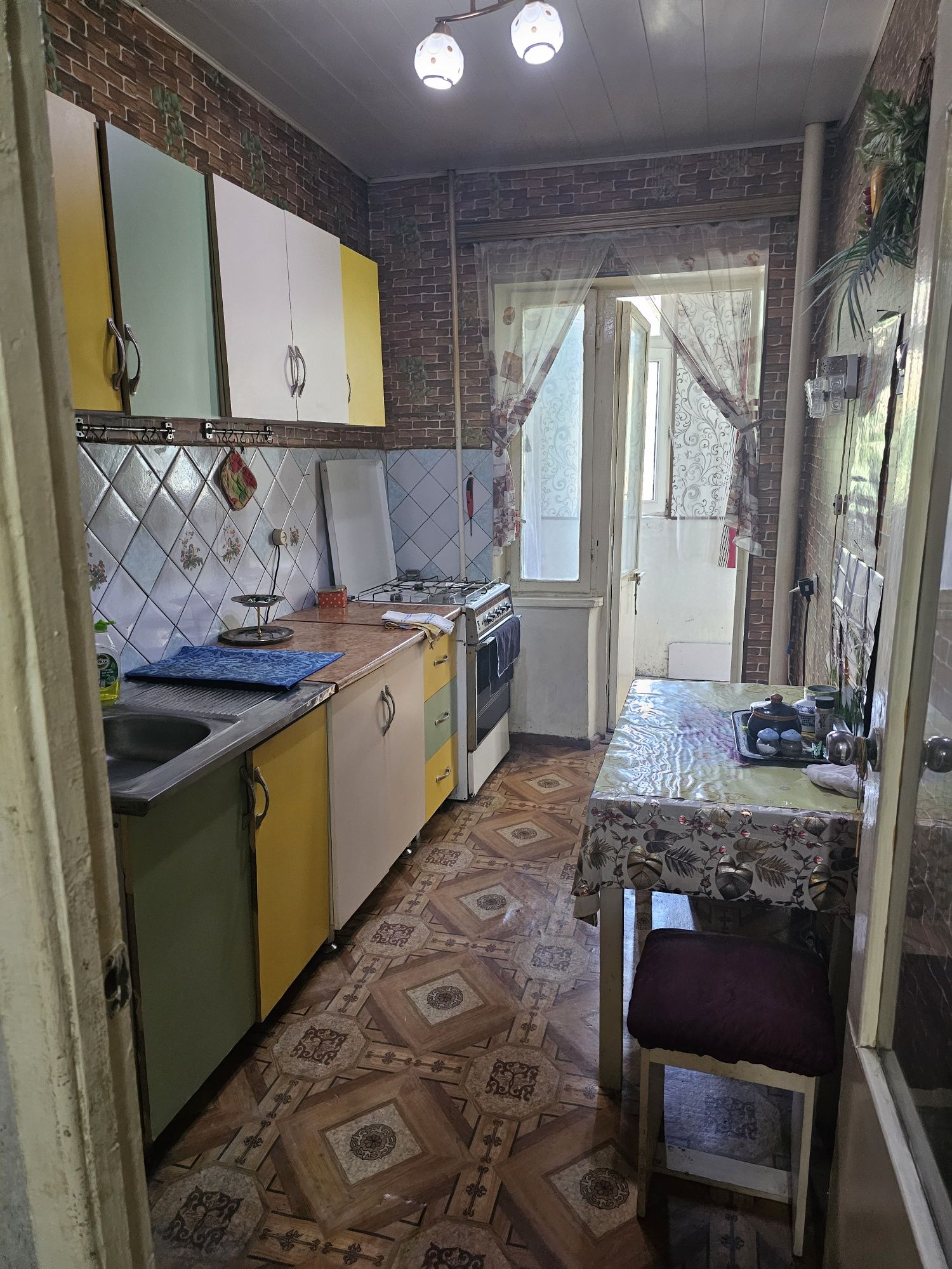 Продам 1комнатную квартиру ,переделанную в 2х комнатную.Юнусабад 18 кв