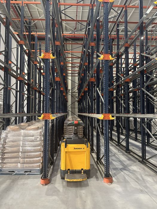 Ofertă la rafturi metalice pentru depozitarea industriale super preț