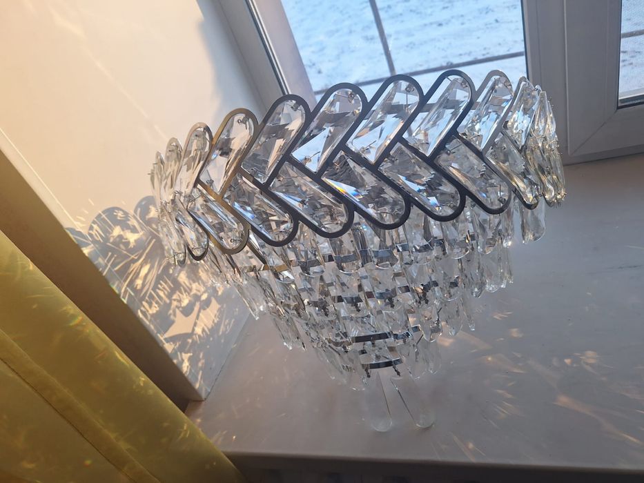 Продается люстра новая