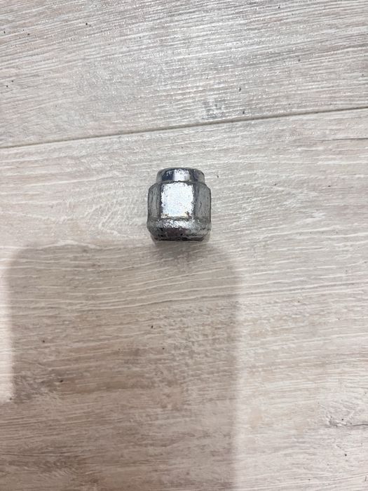 Гайка на диск для машины