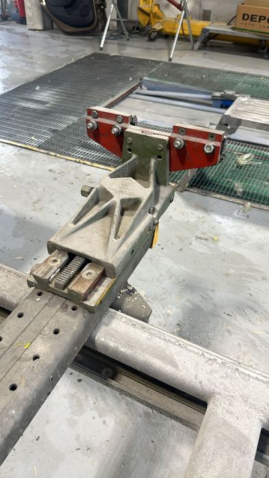 Stand Elevator pt îndreptat caroserii auto și autoutilitare