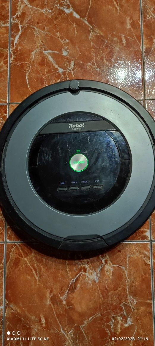 Продавам прахосмукачка irobot roomba 866