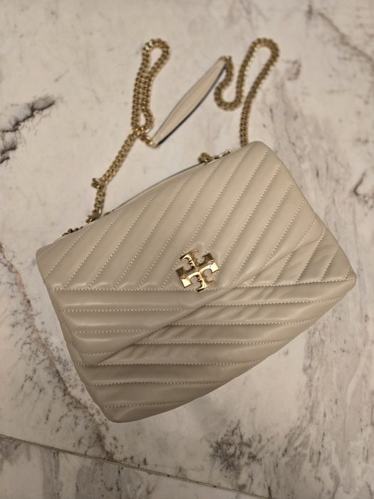 Чанта на марката Tory Burch