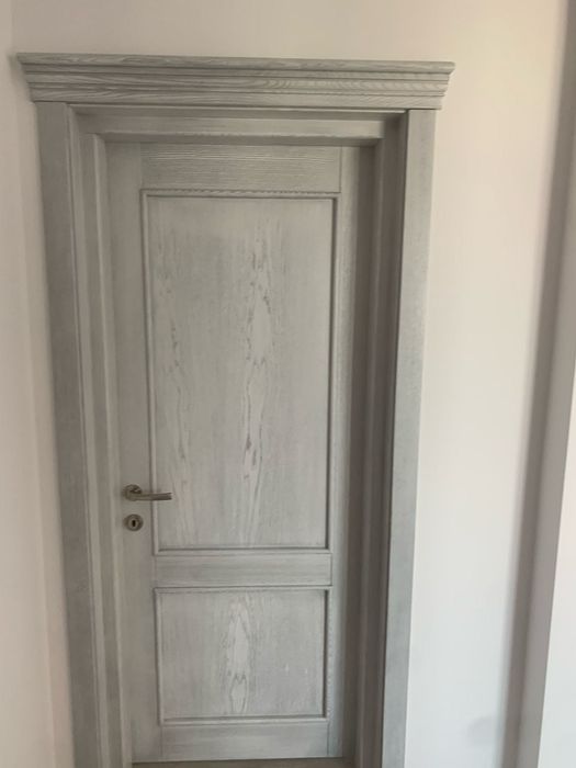 Uși lemn masiv stratificat, premium, eleganțǎ și calitate autentică.