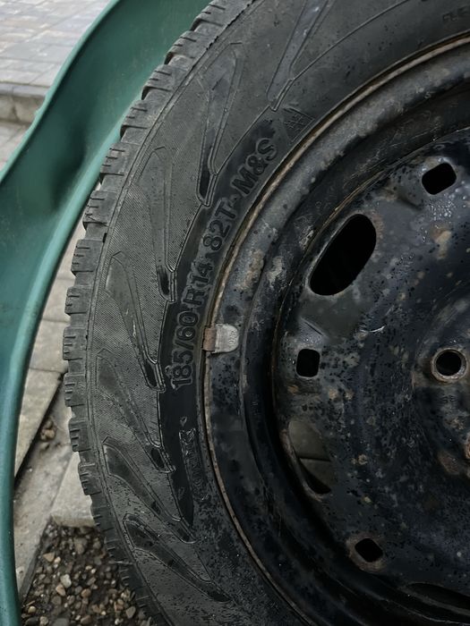 Vand cauciucuri de iarna cu tot cu jante 185/60/14