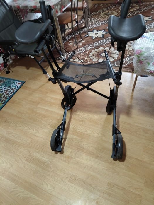 Vând cadru roti pentru oameni cu dizabilități