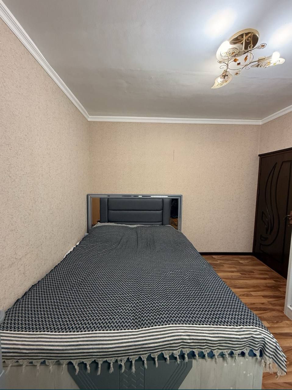 Срочно! Квартира на Новомосковская 2/4/4 общ пл 60м ,77 серия