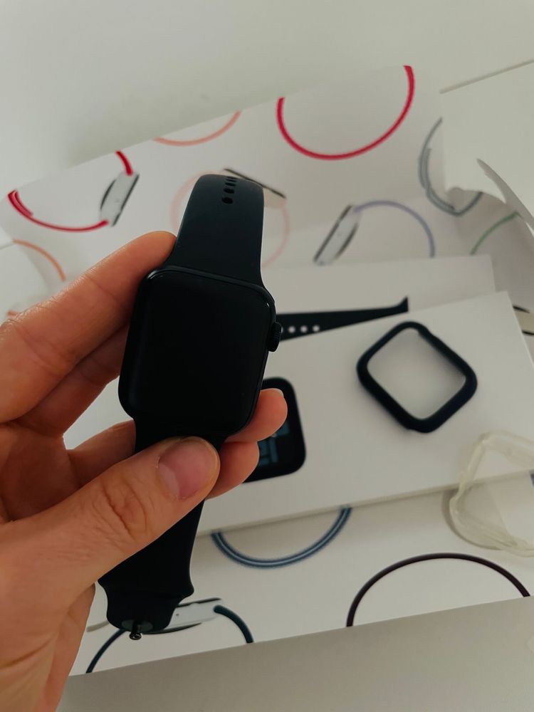 Продам Apple Watch SE