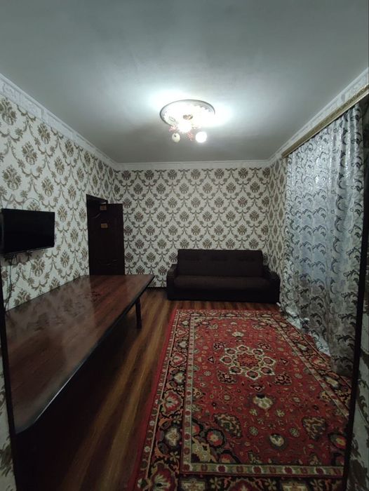 2х комнатная с мебелью и техникой в центре Чирчика