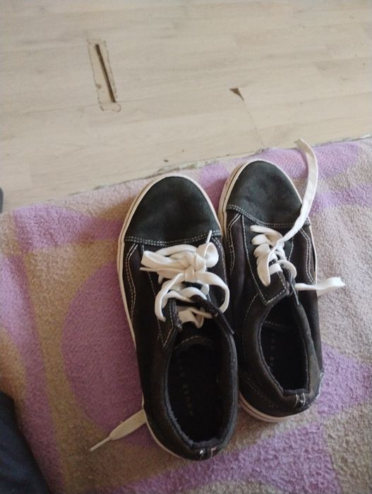 Vând teniși marimea 36