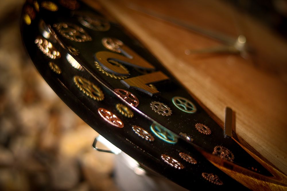 Часовник от епоксидна смола и дърво 35см диаметър.