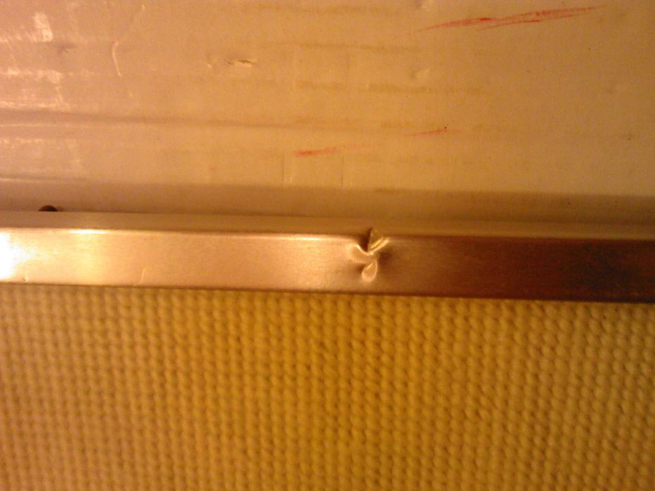 Tablouri: Dracula si Spadasin pe placa de alama; nobil si dama Anglia