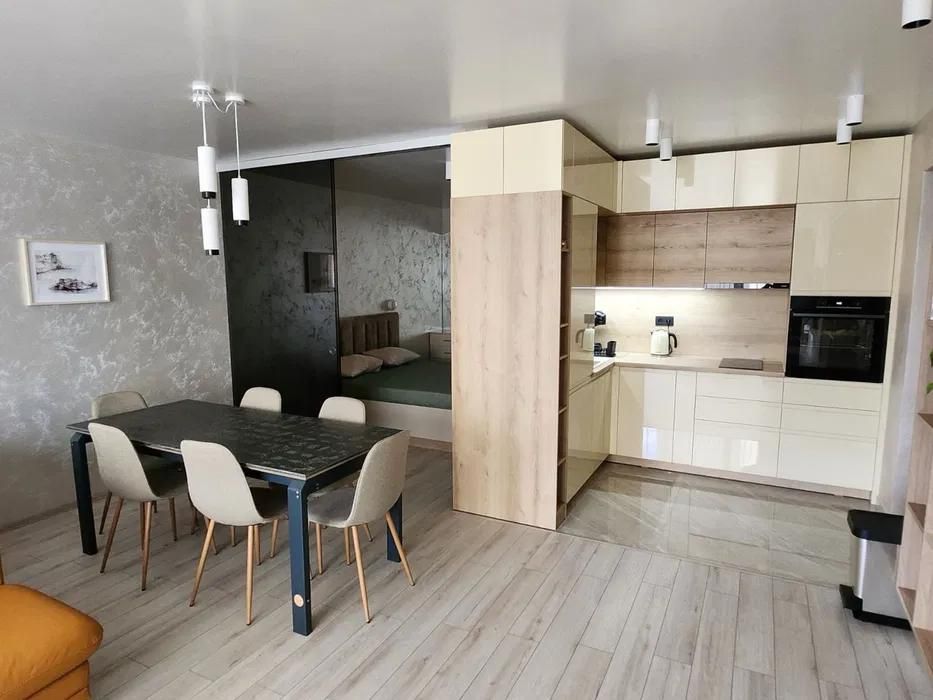 Дава се под наем Тристаен апартамент в Варна, Бриз - 102 кв.м за 2000 € - Снимка #1