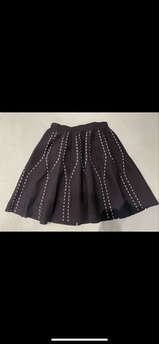 Къса черна пола плетиво