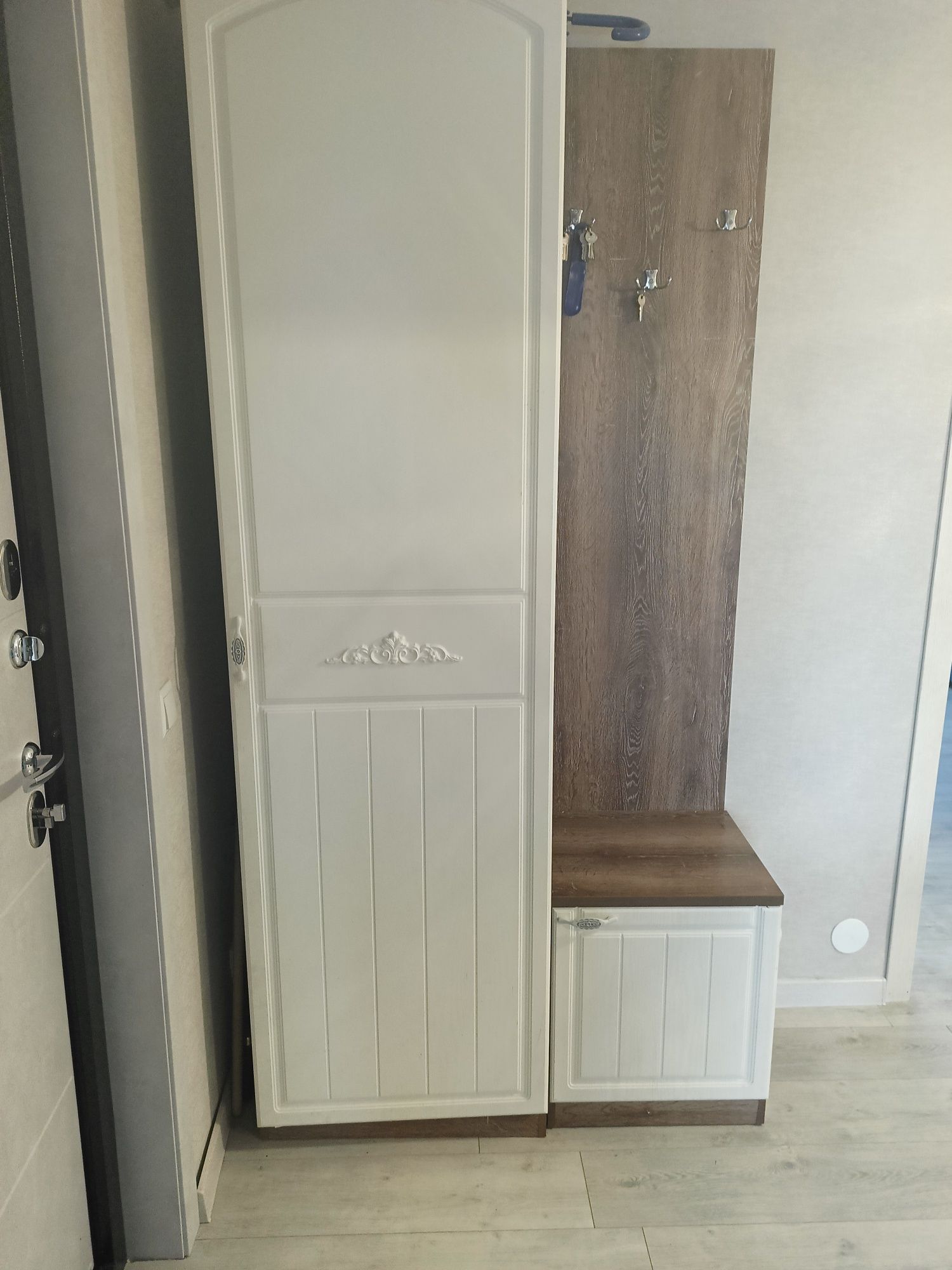 Продам шкаф, тумбу и вешалку в прихожую