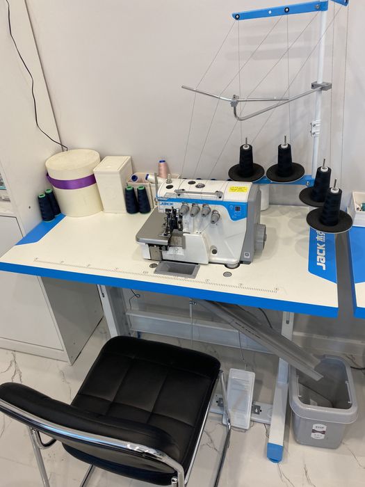Промышленный оверлок Jack