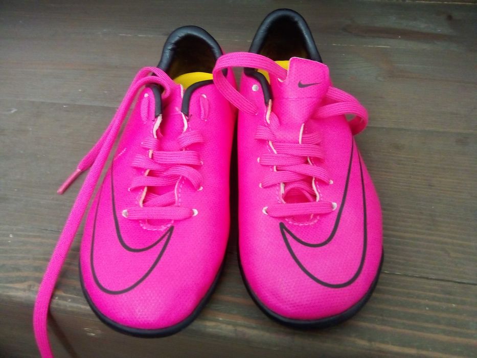 Футболни Nike номер 27 -  35 лв.