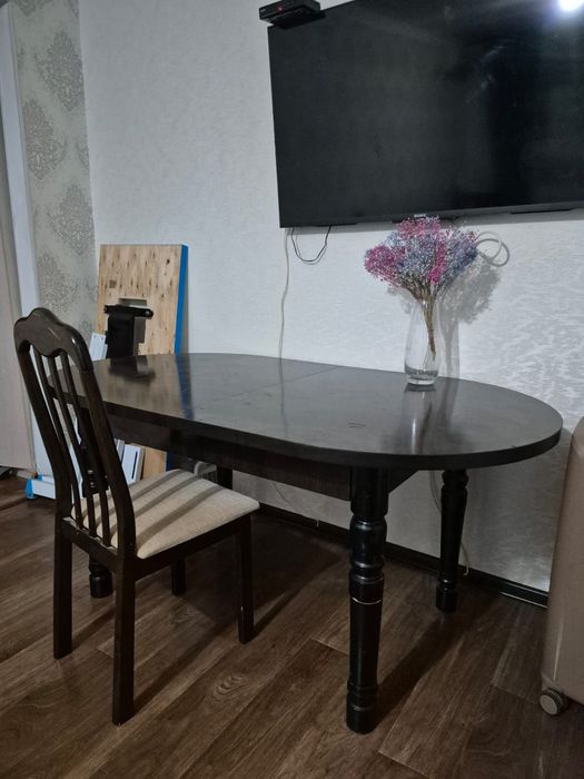 Продам Стол раждвижно и стулья