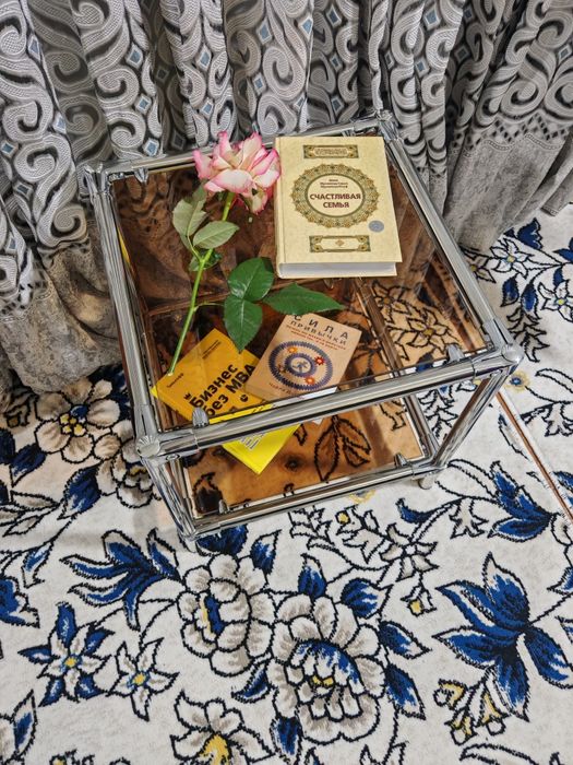 Журнальный столик 530000 сум.