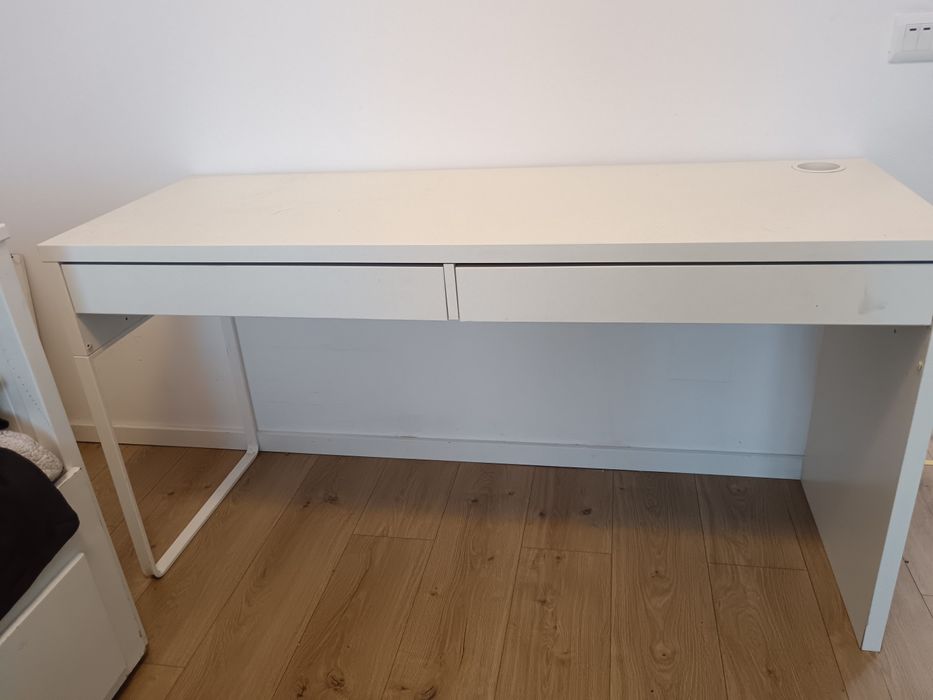 Vind birou Ikea in stare buna