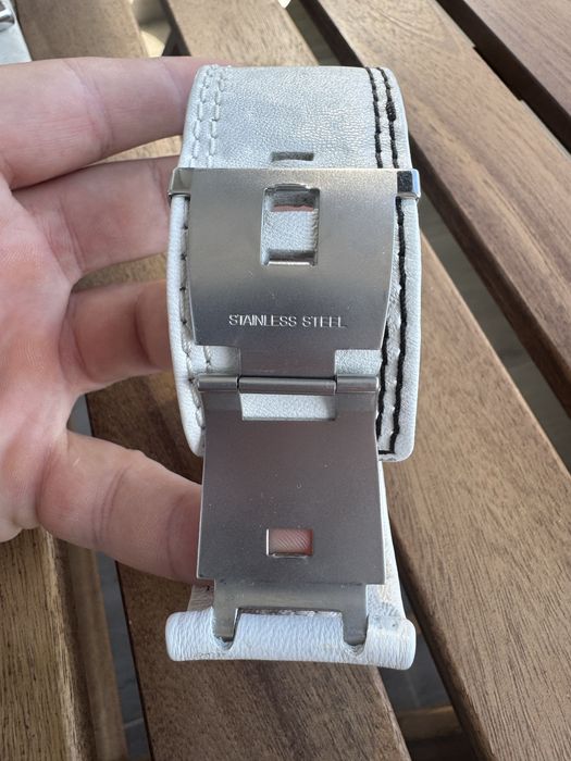 Два бели часовник diesel