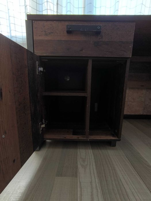 Бюро с едно чекмедже.