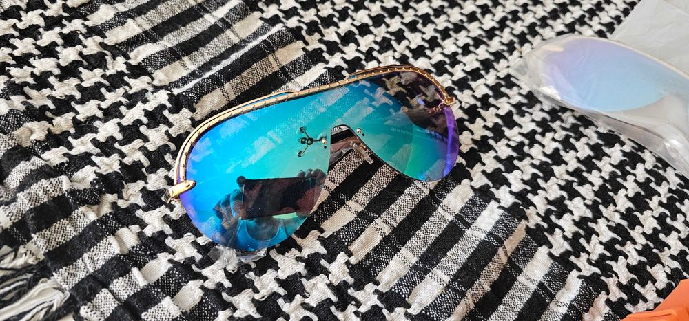 ochelari de soare scrie pe ei Louis Vuitton ceas de mana RICHARD MILLE