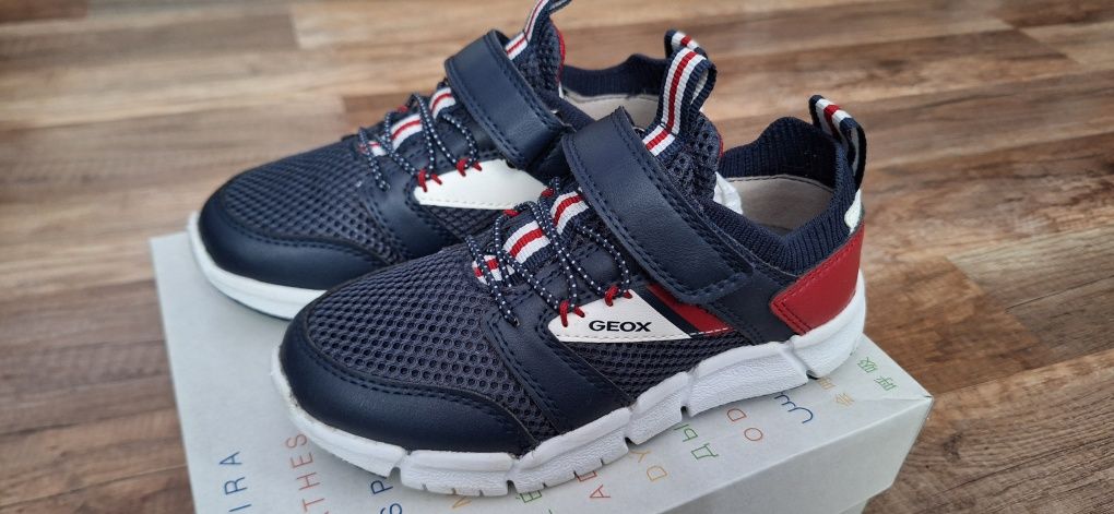 Нови детски спортни обувки Geox 28н
